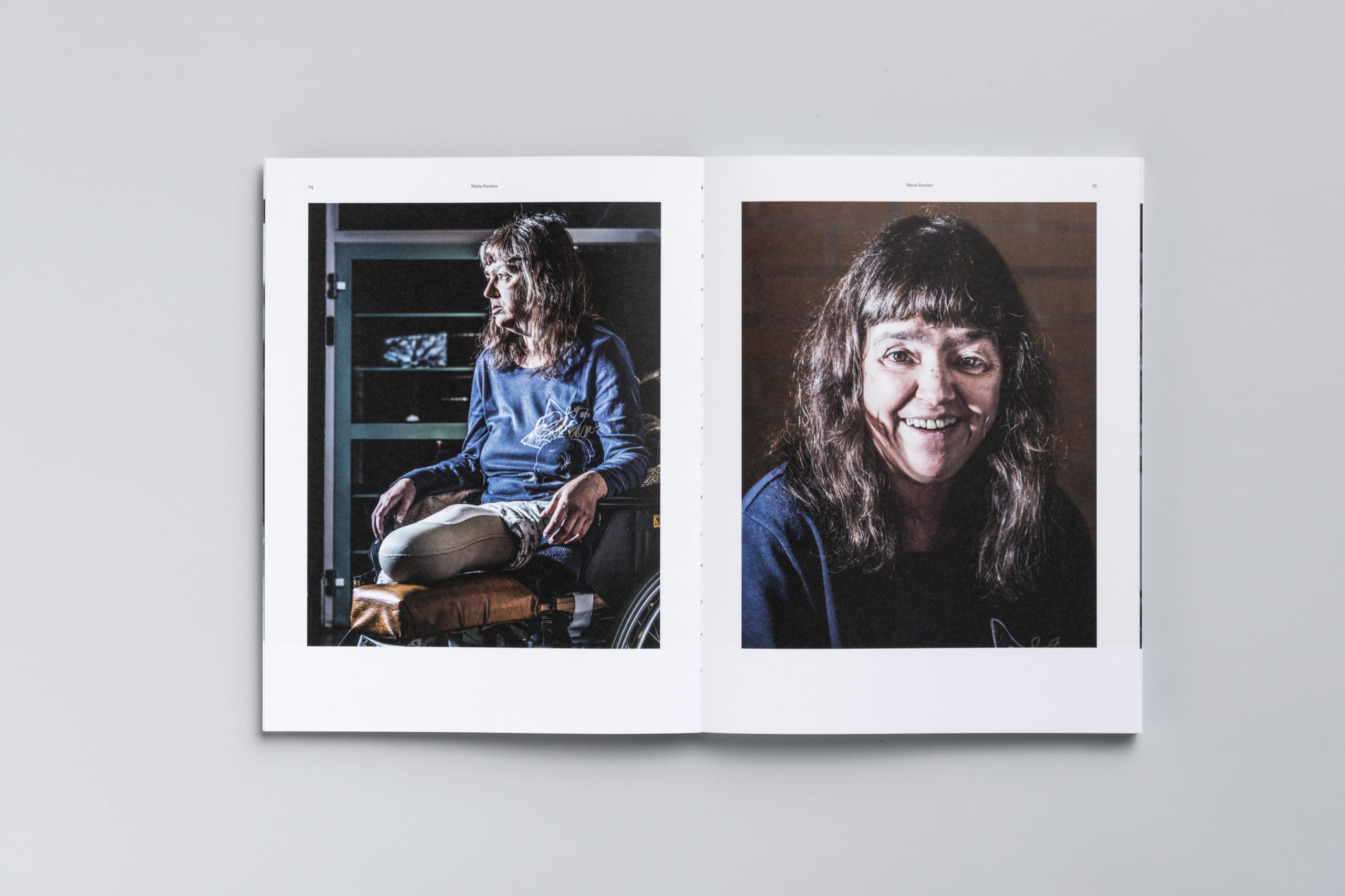 Double page du livre d'arrache-pied, avec deux portraits photographiques.