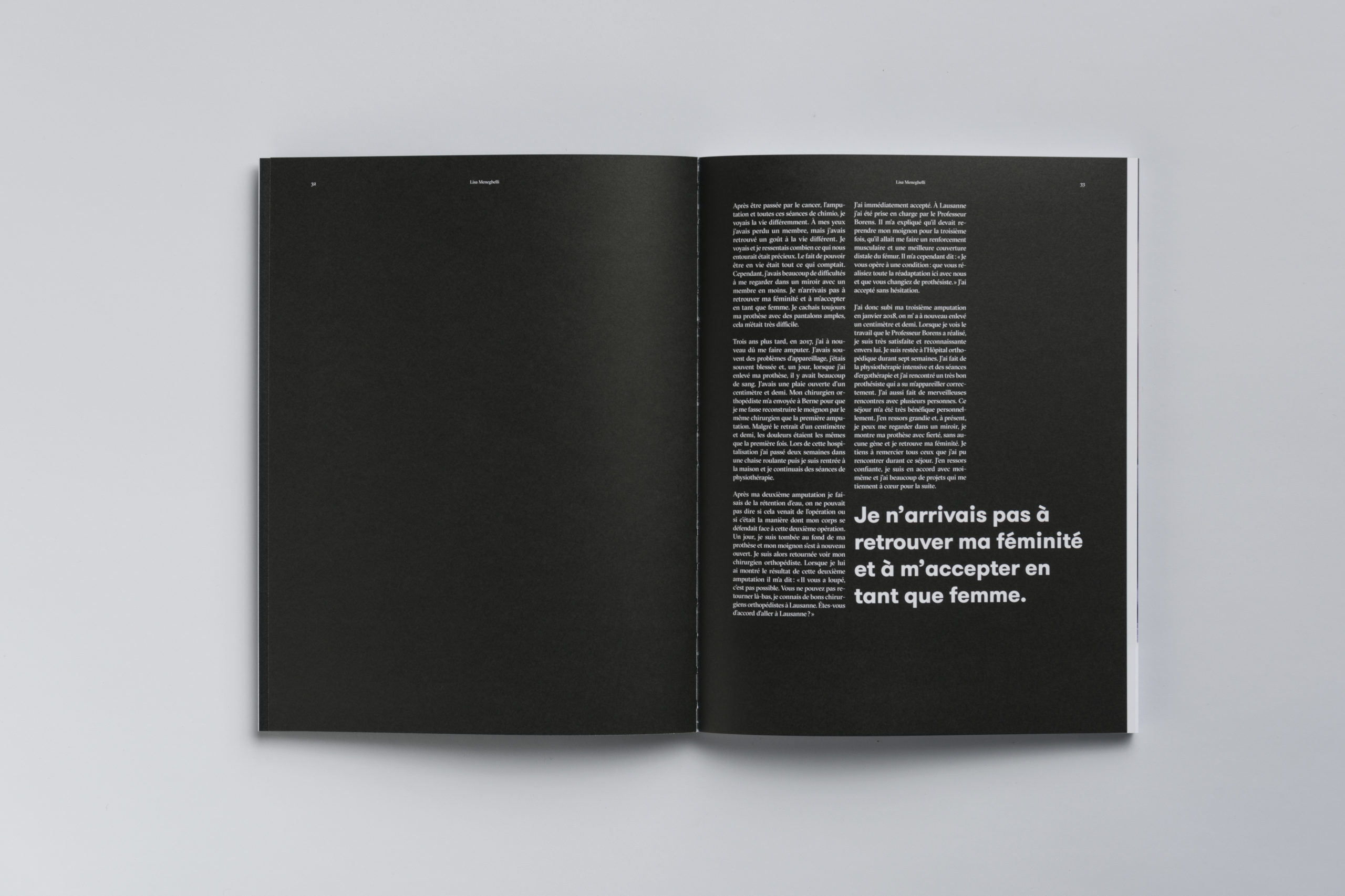 Double page du livre d'arrache-pied. A gauche, la page est vierge, sur papier noir, à droite, il y a portrait écrit, avec une exergue du texte. Le fond de la page est noir.