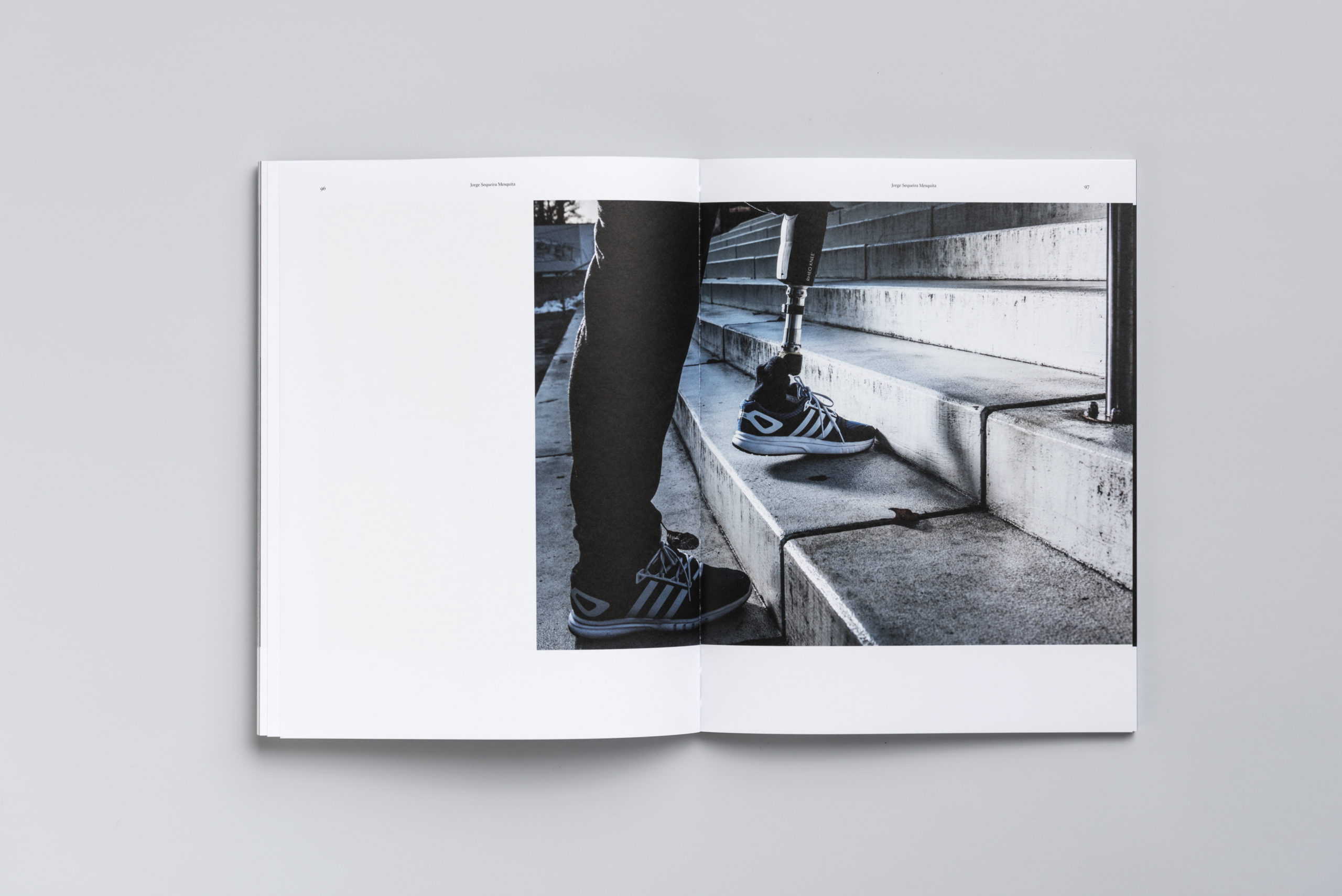 Double page du livre d'arrache-pied. On y voit une image en double page, avec une personne qui monte des escaliers. Son pied droit est une prothèse.