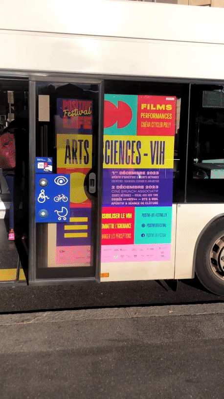 gif d'une affiche du positive life festival affichée sur un bus TL à Lausanne
