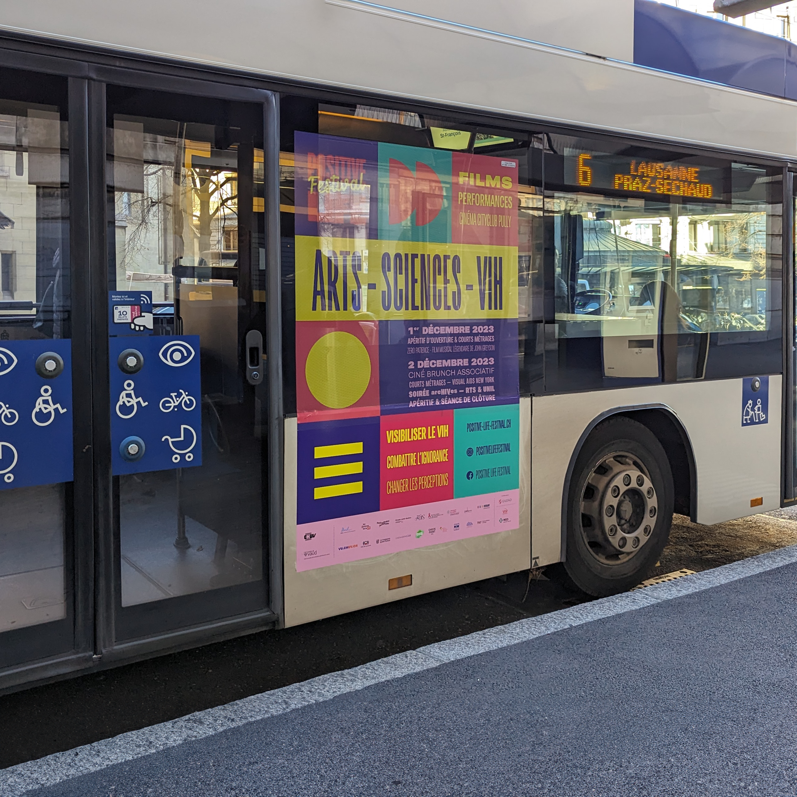 Affiches sur un bus lausannois